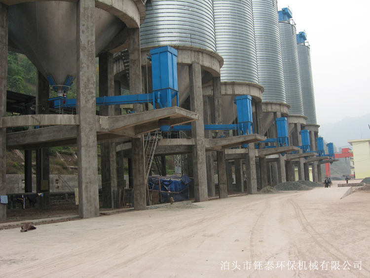 甘肅天水水泥廠庫側(cè)散裝機(jī)除塵器正常運(yùn)行 甘肅天水水泥廠庫側(cè)散裝機(jī)除塵器正常運(yùn)行