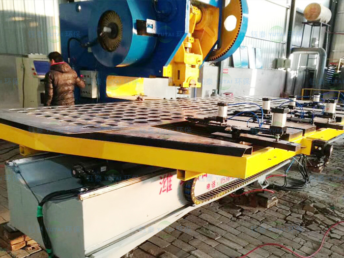 公司新購入一臺500T除塵器花板自動沖床 公司新購入一臺500T除塵器花板自動沖床